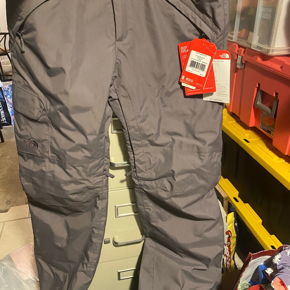 NWT  The North Face Women’s Freedom Insulated Pants, Size LARGE. Rabbit gray